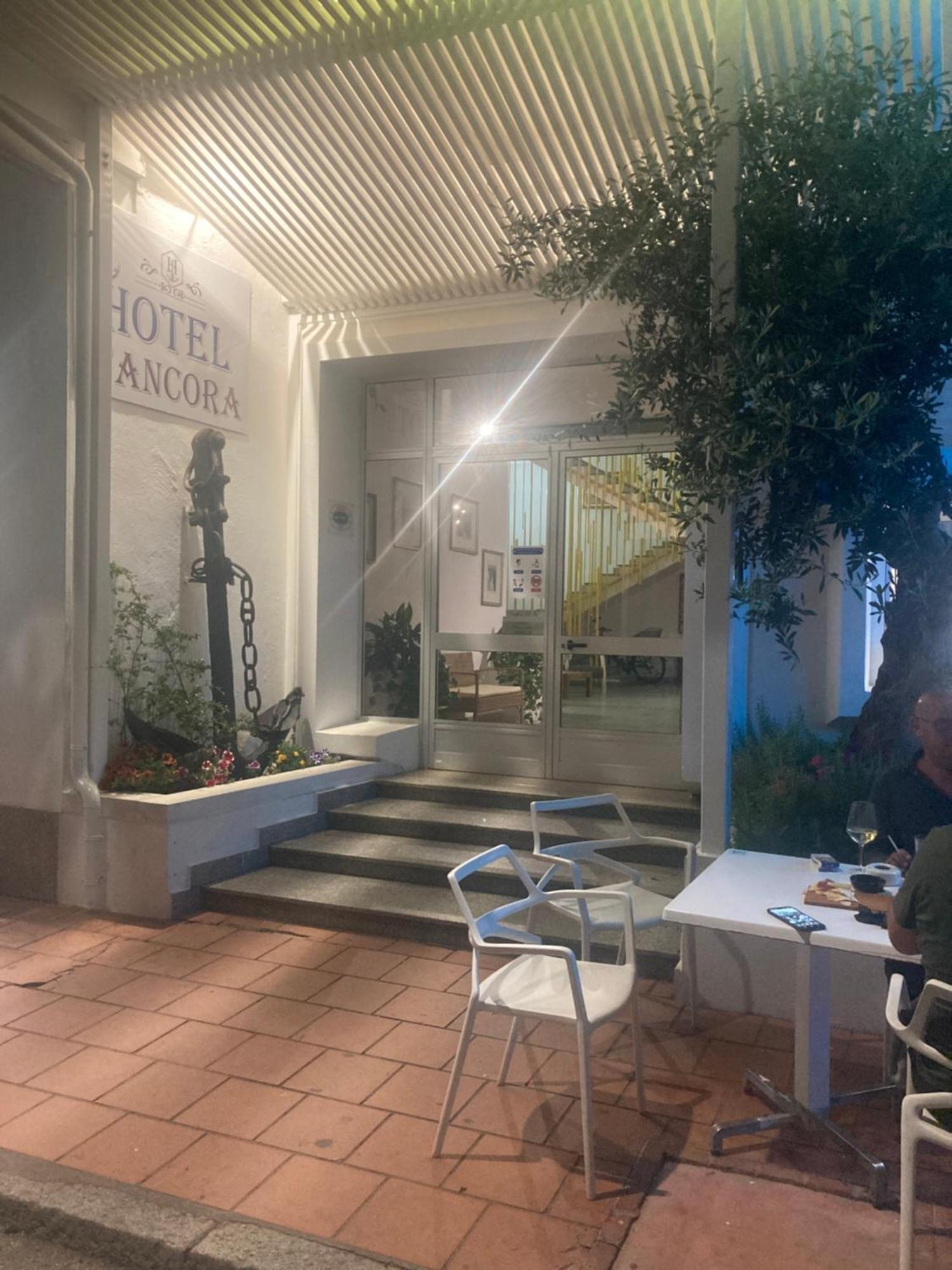 Hotel L'Ancora Ла-Калетта Экстерьер фото